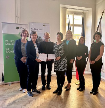 Ředitelky a další zástupci obou knihoven po podepsání memoranda. Foto: KMO