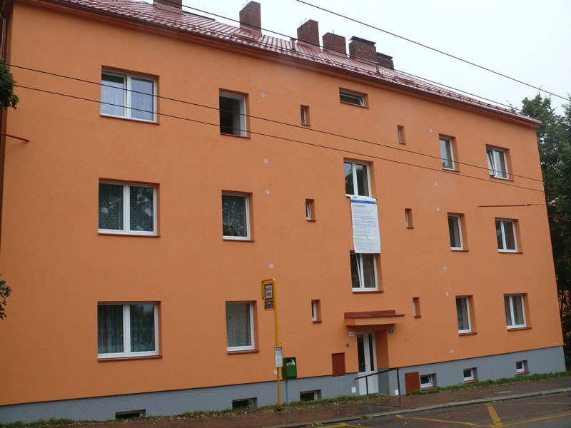 Jedna ze zateplených budov DPS Heřmanická