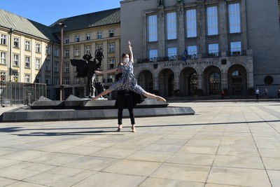 Nebezpečné známosti na "prknech" Prokešova náměstí. Foto: Hana Oborilová.