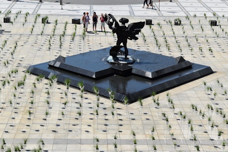 Prokešovo náměstí zdobí 790 květináčů Prokešovo náměstí zdobí 790 květináčů
