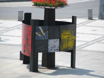 FOTO: Jeden ze smaltových trojúhelníků na Prokešově náměstí