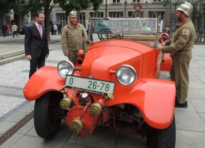 Primátor Tomáš Macura si prohlíží automobilovou stříkačku Tatra z roku 1929. Foto: Jiří Urban