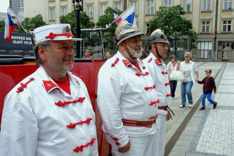 Historickou techniku řídili hasiči v dobových krojích.