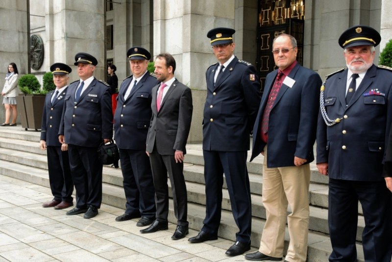 Tomáš Macura se zástupci HZS a hasičských organizací.