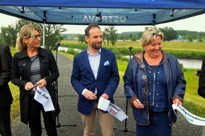 Primátor Tomáš Macura, náměstkyně Kateřina Šebestová a starostka Slezské Ostrava Barbora Jelonková při slavnostním přestřižení pásky. Snímky Jiří Urban