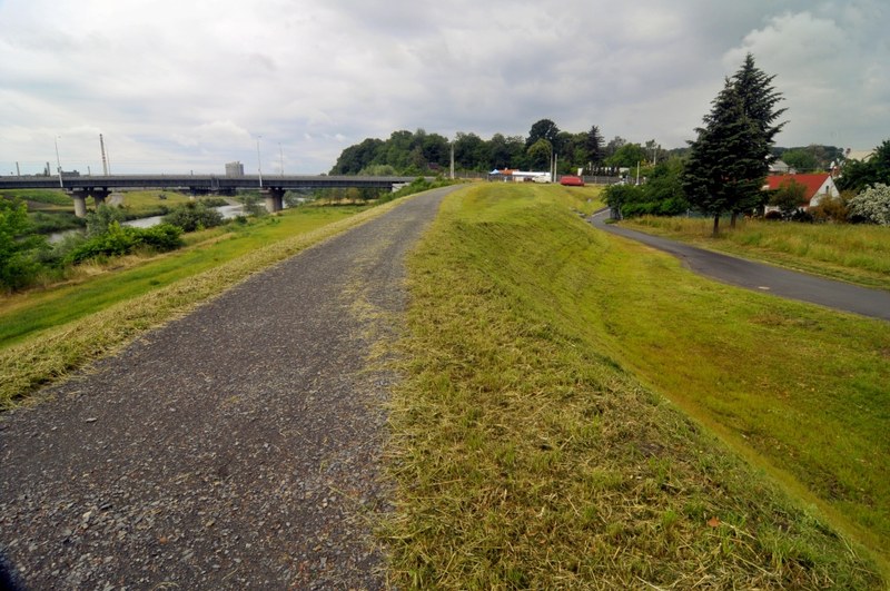 Ochranná hráz zabrání řece v postupu k obydlím.