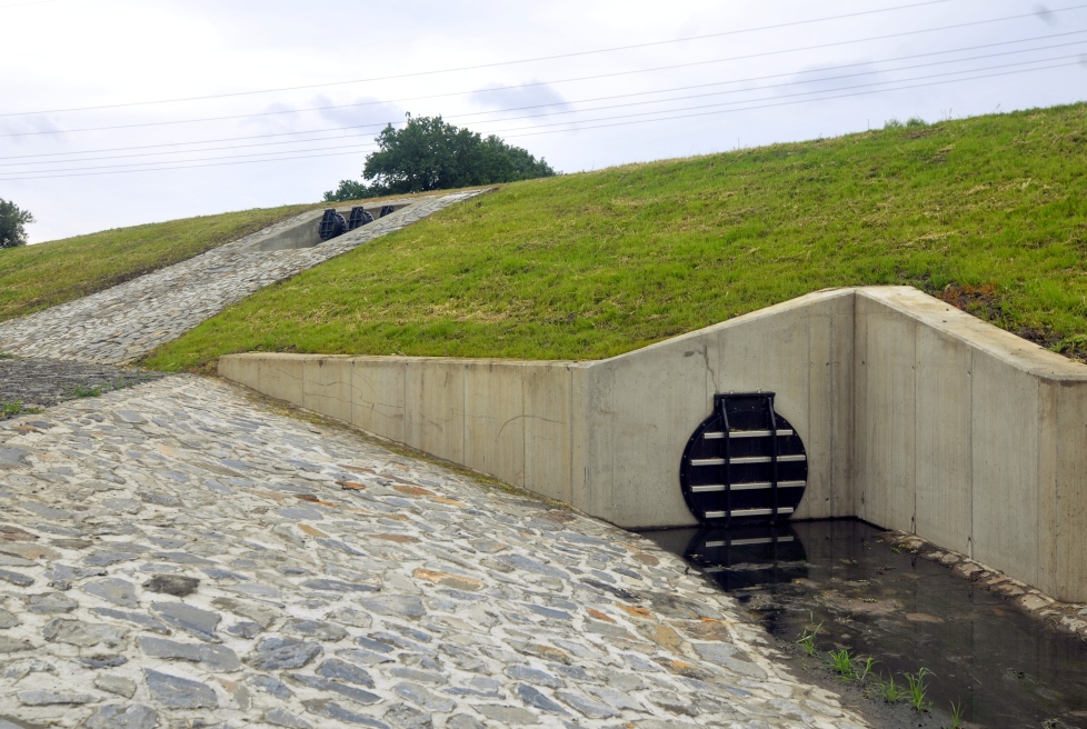 Systém výpustí odvede naopak dešťovou vodu bezpečně za hráz.