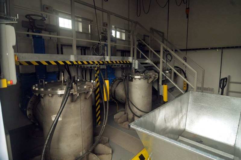 Trojice silných čerpadel zajistí odvod dešťových vod za hráz.