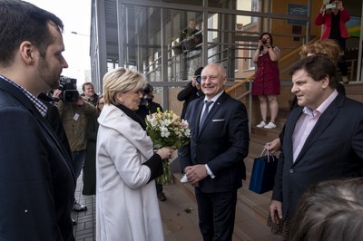 Evu Pavlovou přivítal před DPS Kamenec náměstek primátora Zbyněk Pražák. Foto: Adolf Horsinka