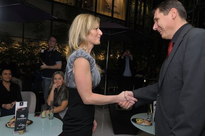 Na fotografii přebírá první cenu z rukou Michala Hrotíka Dagmar Vašutová z hypermarketu Albert Rudná. Foto: Jiří Urban