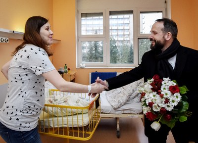 Primátor Tomáš Macura blahopřeje Aleně Švástové. Foto: Lukáš Kaboň