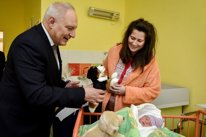 Náměstek primátora Zbyněk Pražák s Denisou Porubovou a jejím synem Richardem.   Náměstek primátora Zbyněk Pražák s Denisou Porubovou a jejím synem Richardem.