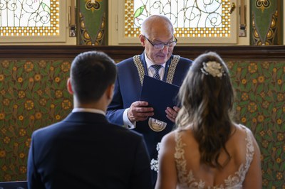 Náměstek primátora Zbyněk Pražák oddává v Grossmannově vile první novomanželský pár. Foto: Martin Popelář