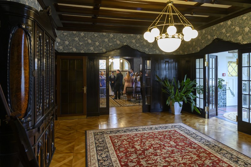 Svatebčané v jednom z interiérů Grossmannovy vily