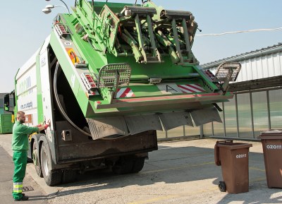 Řidič OZO předvádí funkce speciálního svozového vozu na zeleň. Vpravo hnědé nádoby. Foto: B. Krzyžanek