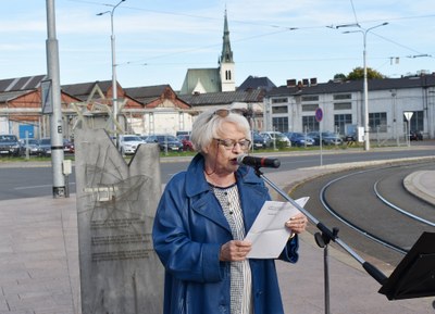 Milena Slaninová hovoří u památníku připomínajícím první transport Židů v roce 1939. Foto: René Stejskal  