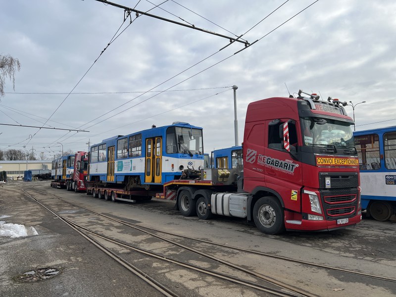 PRVNÍCH ŠEST TRAMVAJÍ ODJÍŽDÍ Z OSTRAVY NA UKRAJINU PRVNÍCH ŠEST TRAMVAJÍ ODJÍŽDÍ Z OSTRAVY NA UKRAJINU