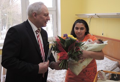 FOTO: První ostravské dítě roku 2015 Šimon s maminkou Kristýnou Červeňákovou z Přívozu. S blahopřáním a dárky města přišel náměstek primátora Zbyněk Pražák. Foto: J. Urban 