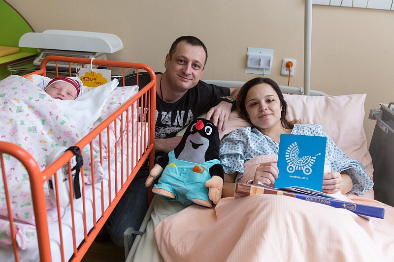 FOTO: Štastná rodina prvního ostravského dítěte roku 2014. Snímek Jiří Zerzoň