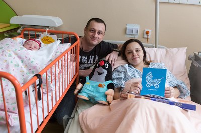 FOTO: Štastná rodina prvního ostravského dítěte roku 2014. Snímek Jiří Zerzoň