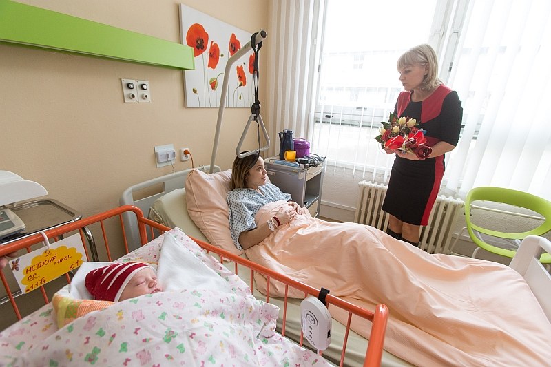 K prvnímu miminku roku přišla poblahopřát náměstkyně S. Piperková