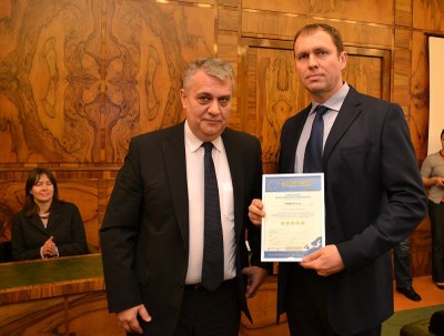 Náměstek primátora Dalibor Madej předává certifikát Romanu Frankovi ze společnosti FRAMA CZ. FOTO: P. Havránek