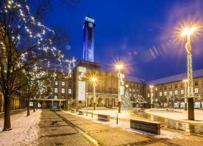 Aktuální vánoční výzdoba Nové radnice. Foto. J. Zerzoň