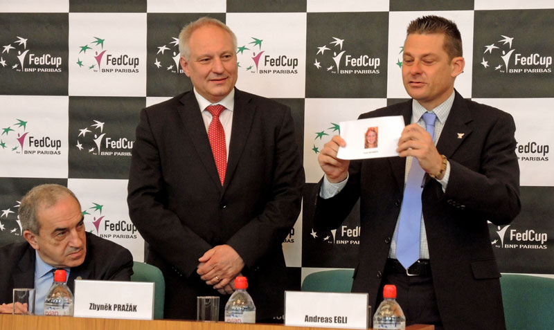 Náměstek primátora Zbyněk Pražák (vlevo) a hlavní rozhodčí Andreas Egli při losování tenisového zápasu ČR-Francie. Foto: J. Urban Náměstek primátora Zbyněk Pražák (vlevo) a hlavní rozhodčí Andreas Egli při losování tenisového zápasu ČR-Francie. Foto: J. Urban