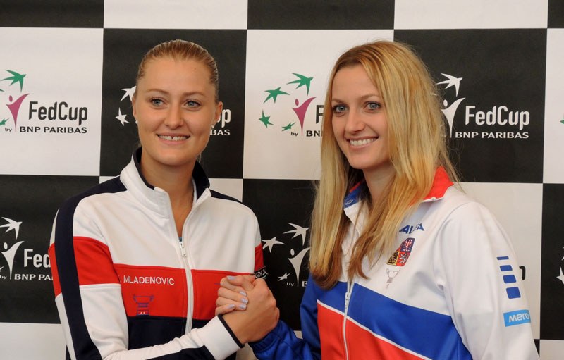 P. Kvitová (vpravo) a K. Mladenovicová.