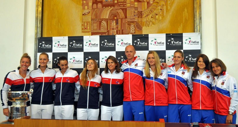 Tenistky Francie a ČR po losování v radnici. 