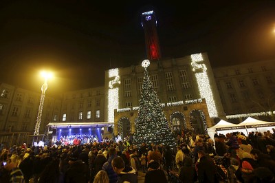 Vánoční strom a výzdoba budou zdobit náměstí až do 6. ledna. Snímky Jiří Zerzoň a Petr Havránek