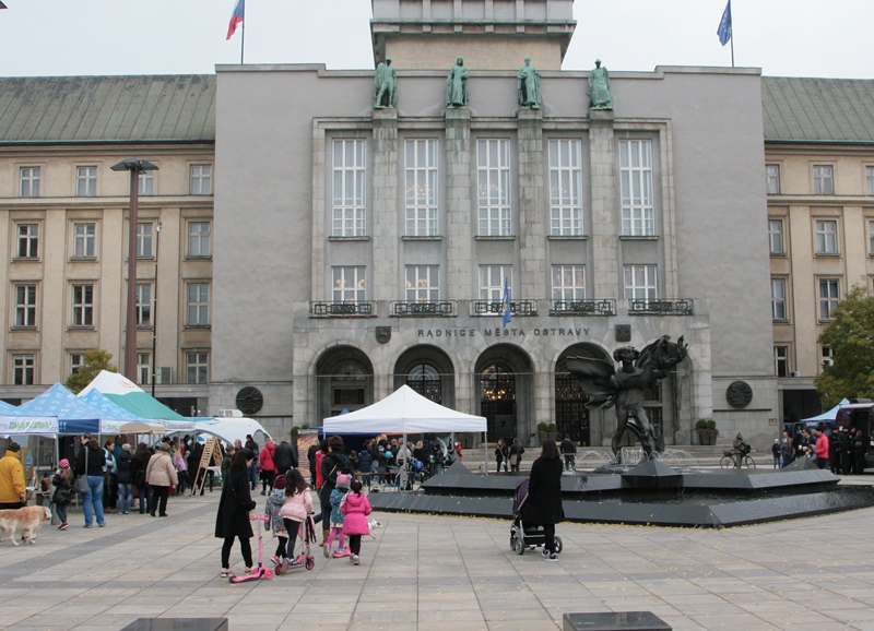 Od 13 hodin se Prokešovo náměstí začalo zaplňovat účastníky dne otevřených dveří na radnici. Foto: B. Krzyžanek