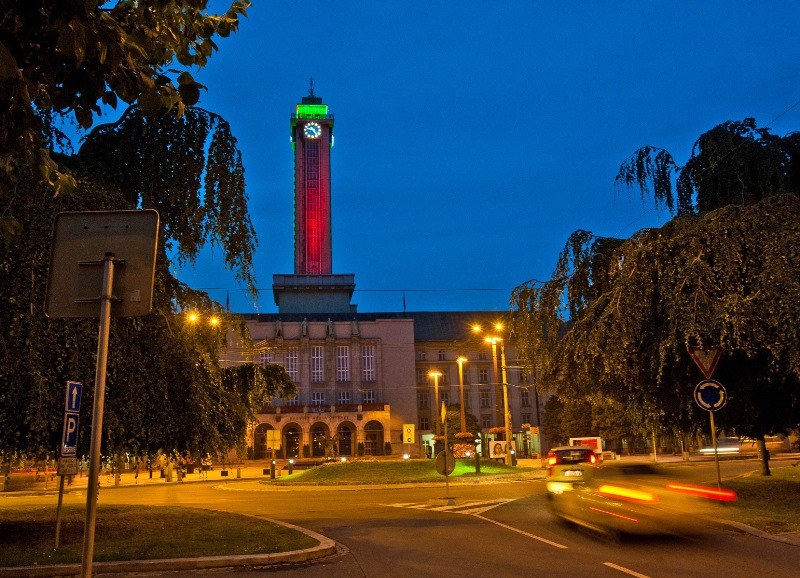 Radnice se rozsvítí červeně