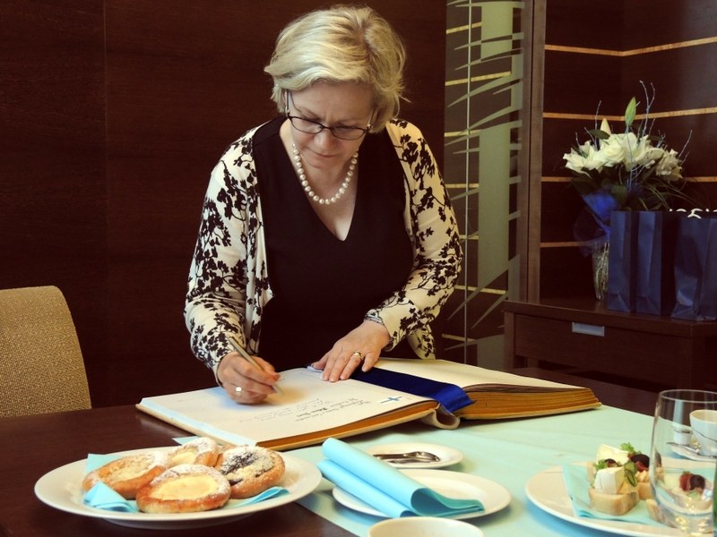 Velvyslankyně Finska Helena Elisabet Tuuriová píše do pamětní knihy města