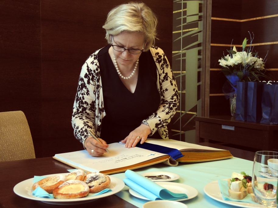 Velvyslankyně Finska Helena Elisabet Tuuriová píše do pamětní knihy města