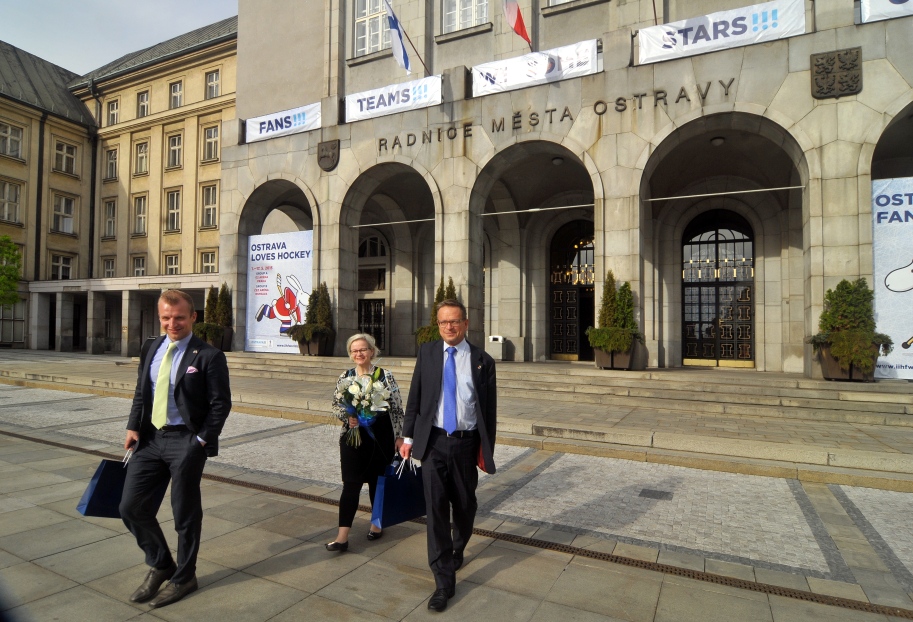 Finská velvyslankyně se svým doprovodem před budovou radnice