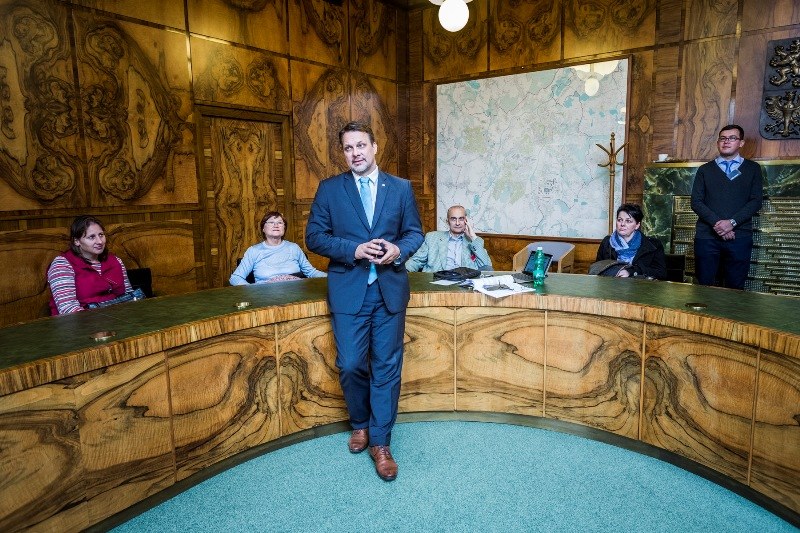 V síni rady města vítal účastníky náměstek primátora Michal Mariánek.