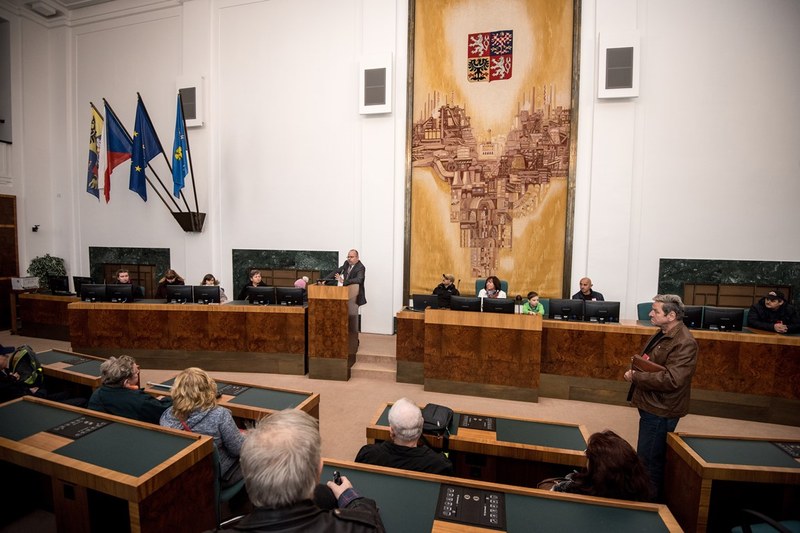 Návštěvníci radnice v sále zastupitelstva.