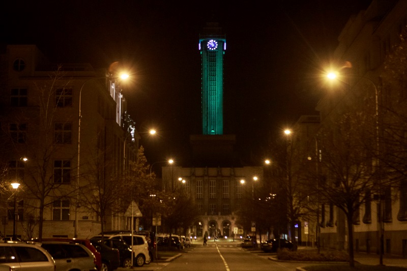 Věž ostravské radnice svítí zeleně. Foto: Jiří Zerzoň 