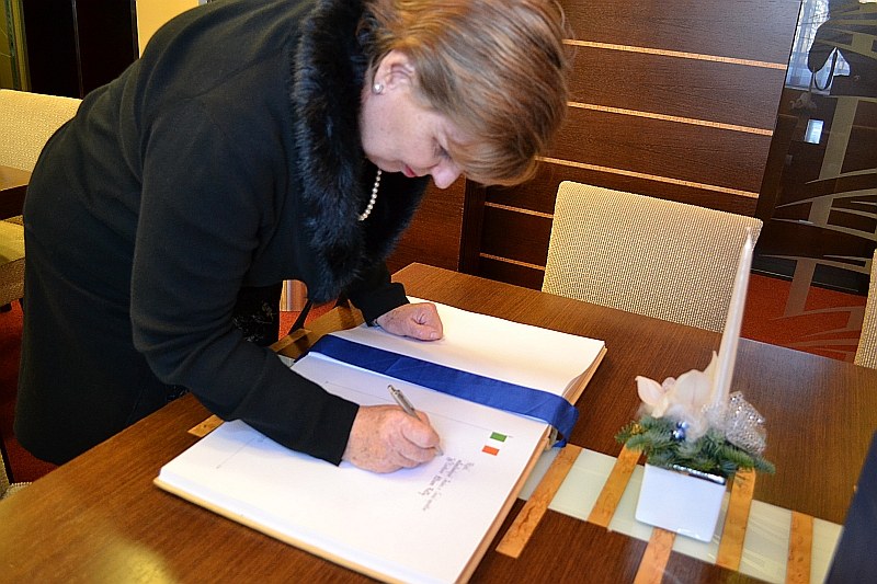 Velvyslankyně A. Kellyová píše do pamětní knihy města