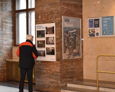 První návštěvníci dorazili bezprostředně po instalaci fotografií. Foto: MMO