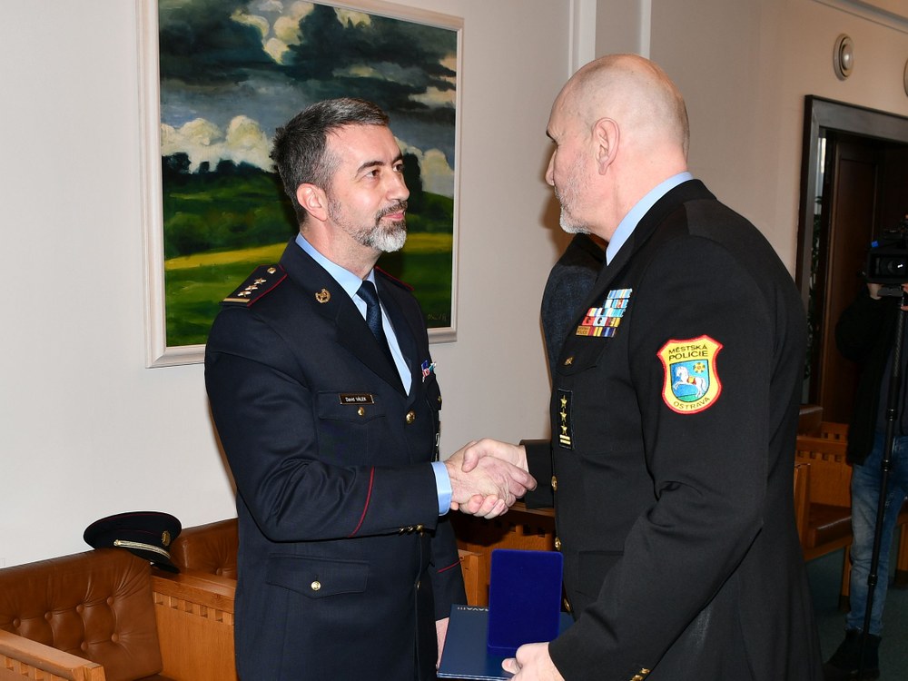 Plukovník David Válek obdržel ocenění z rukou ředitele Městské policie Ostrava Miroslava Plačka.
