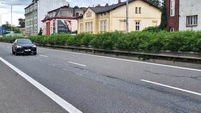 Část silnice I/56 mezi Cihelní ulicí a dálnicí D1 potřebuje opravu. Zdroj: ŘSD