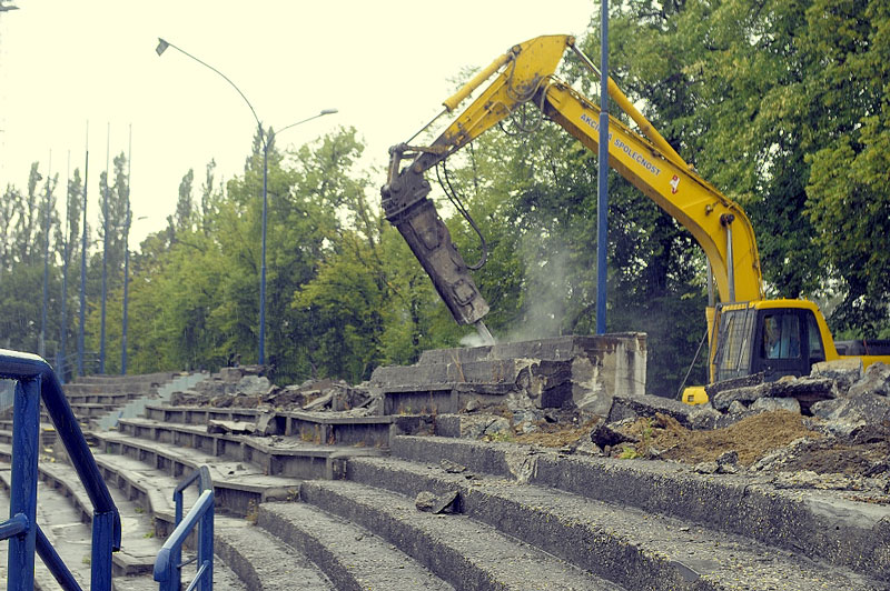 Demolice ochozů stadionu začala