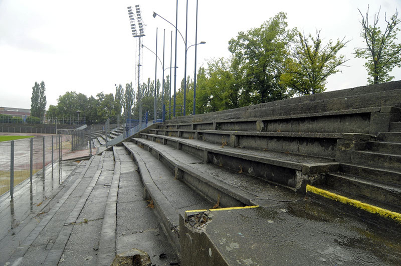 Východní betonový sektor stadionu dosloužil