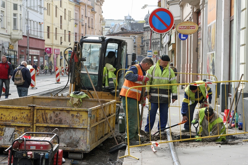 Chodci pozor, pracuje se i na chodnících. 
