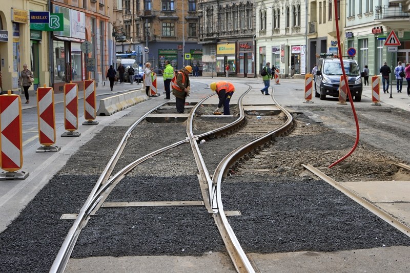 Tramvajová doprava byla svedena na jednu kolej.