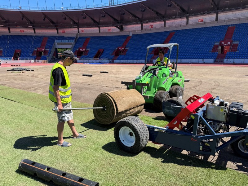 Rekonstrukce sportovních povrchů Městského stadionu v Ostravě-Vítkovicích pokračuje výměnou trávníku Rekonstrukce sportovních povrchů Městského stadionu v Ostravě-Vítkovicích pokračuje výměnou trávníku