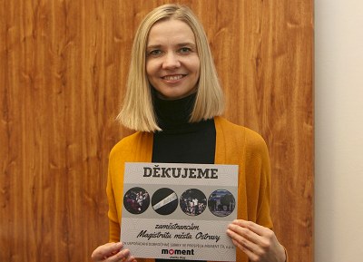 Na fotografii je Monika Chwastková z Momentu s certifikátem, který jsme za naši sbírku dostali. Foto: Bohuslav Krzyžanek.