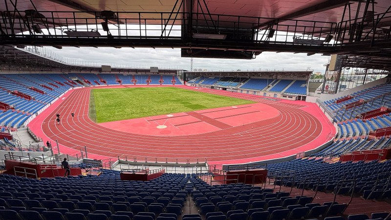 Retoping atletického oválu ostravského městského stadionu byl zdárně dokončen Retoping atletického oválu ostravského městského stadionu byl zdárně dokončen